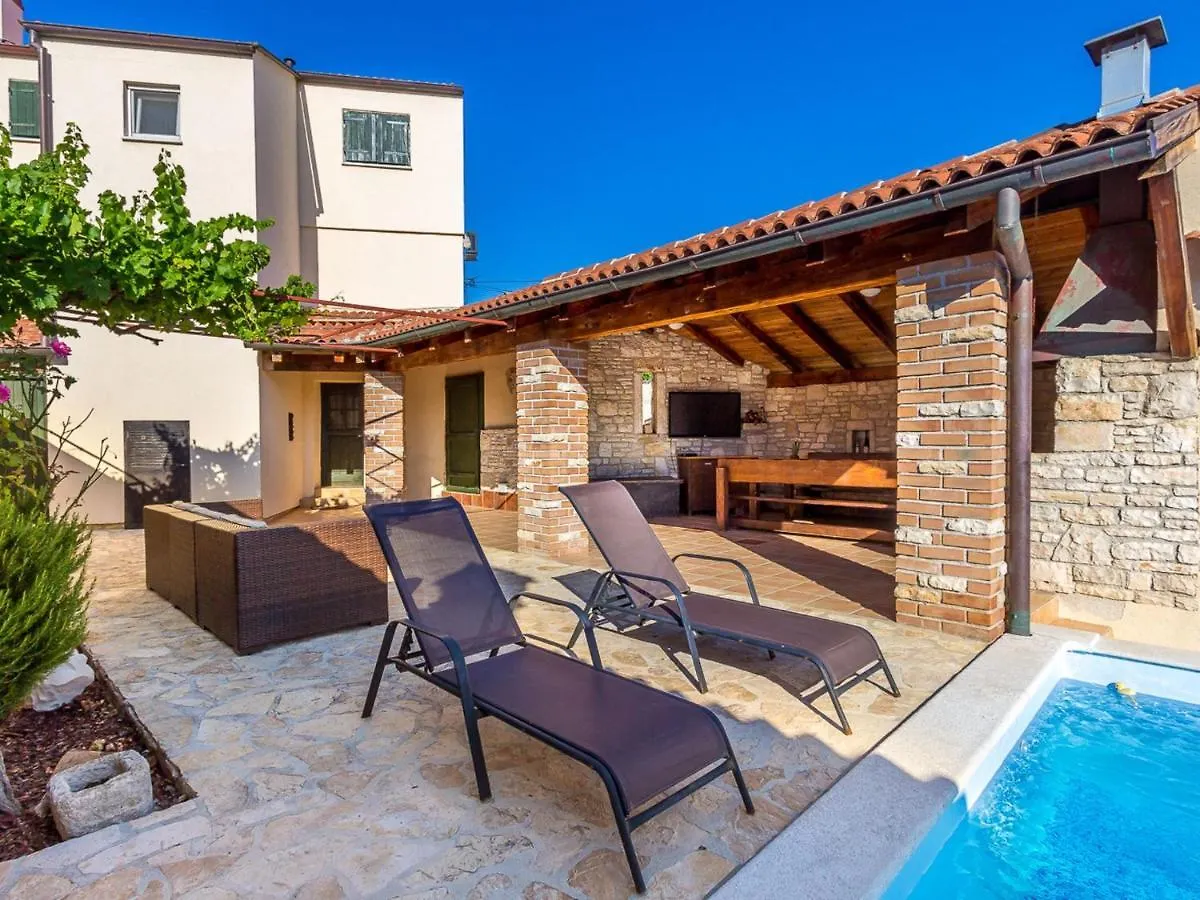 Rustic Holiday Home In Medulin With Private Pool